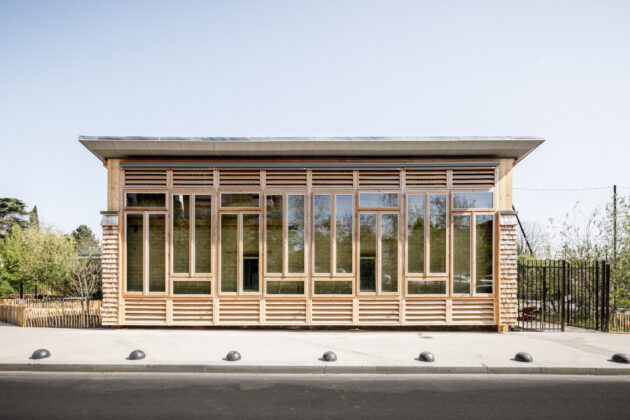 Un mur trombe en fenêtres de réemploi doublé par un mur en brique de terre crue  // 11H45/FLORENT MICHEL pour LAO SCOP / Topophile