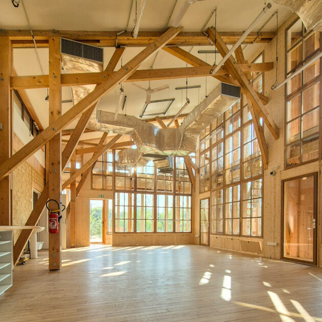 Gaines et échangeurs en aluminium suspendus au plafond de la serre // Archipel zéro  / Topophile