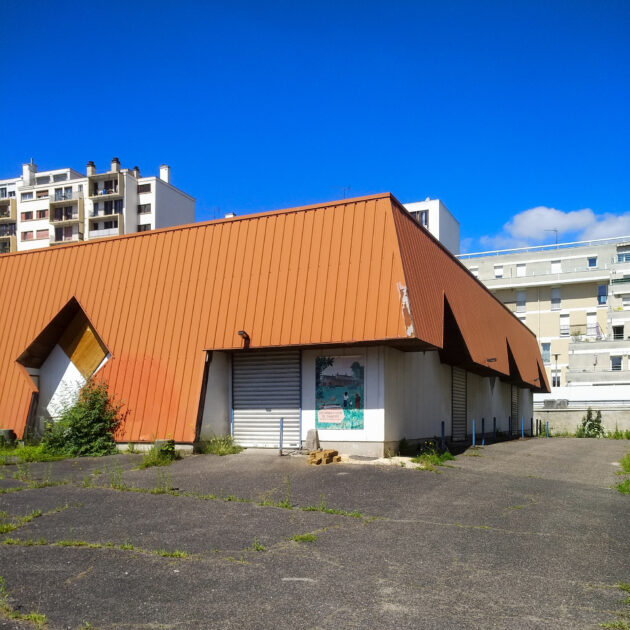 La Halle du chantier accueille la base vie, les ateliers pédagogiques et l'atelier des artisans dans un marché désaffecté // Martin Paquot / Topophile