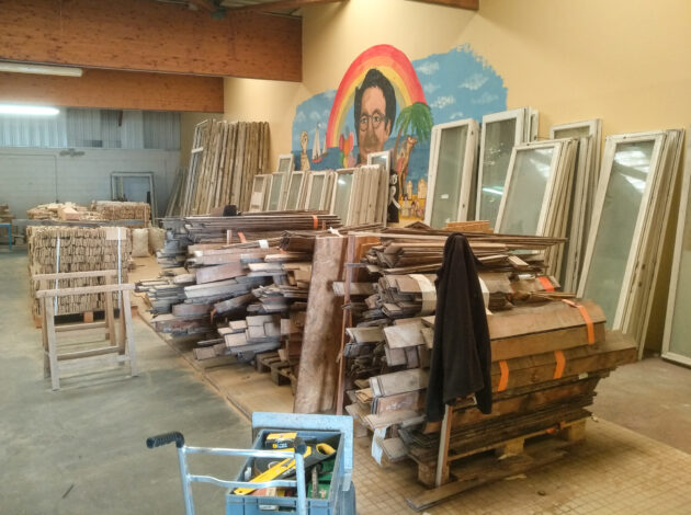 Dans la halle, les matériaux de réemploi sont entreposés et préparés // Martin Paquot / Topophile