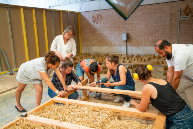 Atelier avec des agents (inter)communaux : une fois les briques mises à sécher, il est temps de mettre en oeuvre la paille dans son ossature // Archipel zéro - Lao / Topophile