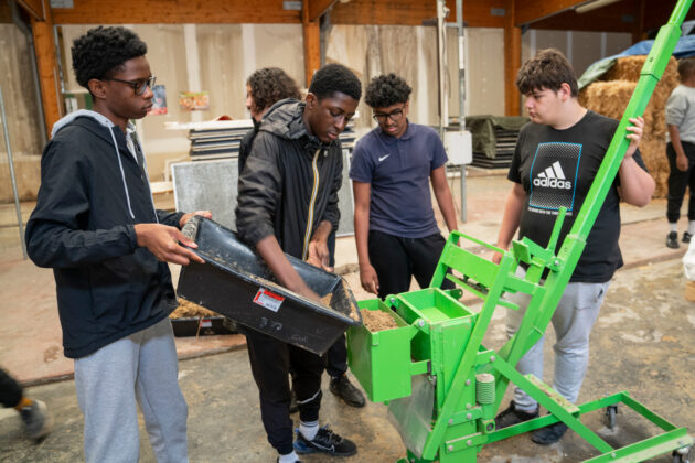 Atelier avec des lycéens qui actionnent la presse à brique de terre compressée // Archipel zéro - Lao / Topophile