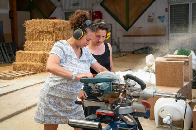 Atelier menuiserie avec des adultes : comment manipuler une scie circulaire // Archipel zéro - Lao / Topophile