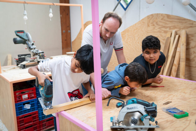 Atelier menuiserie avec des enfants : comment manipuler une scie sauteuse ? // Archipel zéro - Lao / Topophile