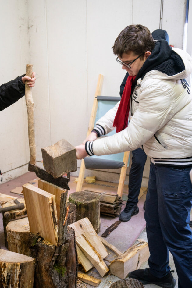 Atelier autour des bardeaux : comment fendre la bille avec une masse et un départoir ? // Archipel zéro - Lao / Topophile