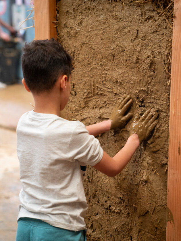 Atelier enduit terre les mains nues // Archipel zéro - Lao / Topophile