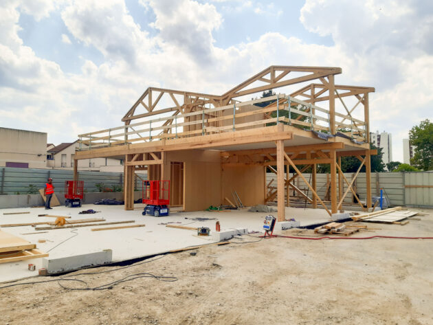 Montage de la structure bois, deux tranches // DRI - ville de Rosny-sous-Bois / Topophile