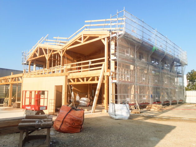 Montage de la structure bois, cinq tranches // DRI - ville de Rosny-sous-Bois / Topophile