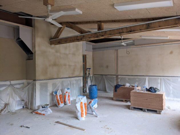 Place au second oeuvre dans une salle de classe : le dispositif de ventilation naturelle doublé de brasseurs d'airs est installé // Martin Paquot / Topophile