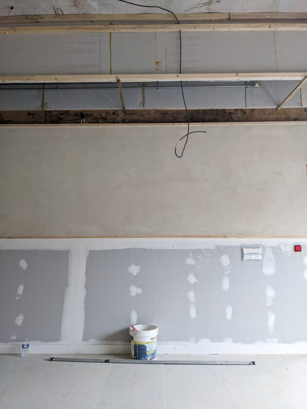 Place au second oeuvre dans la salle de classe : une gaine de ventilation en plaque de plâtre, une  cloison en plaque de terre avec un soubassement en plaque de plâtre attedant son doublage en bois  // Martin Paquot / Topophile