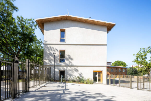 Pignon enduit au niveau de l'entrée de l'école // Juan Sepulveda / Topophile