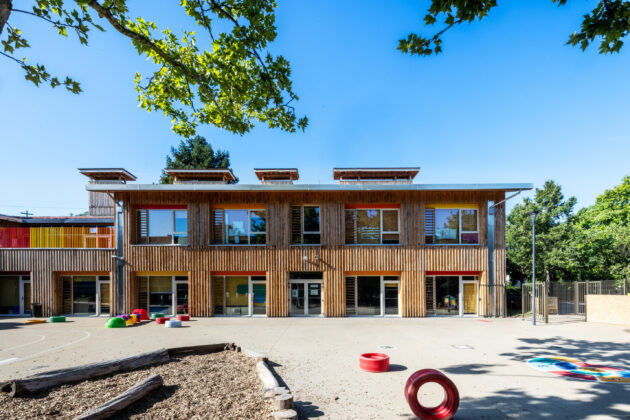 Sur la cour, l'école revêt un bardage bois // Juan Sepulveda / Topophile