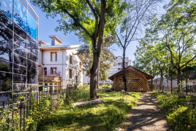 A gauche, l'école primaire Mermoz rénovée, il y a plusieurs années. Derrière le centre de loisirs Mermoz, elle aussi construit en bois, terre, paille. A droite, le local vélo à la charpente Philibert de l'Orme // Juan Sepulveda / Topophile